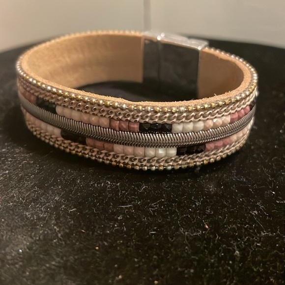 NWOT 7.5” tan leather bracelet with braided and double seed bead layers - Picture 2 of 14